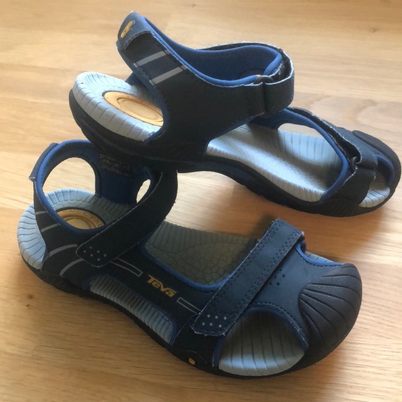 boys closed toe sandals